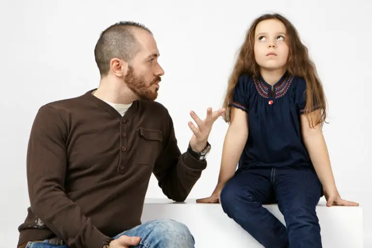 13 Ways Narcissistic Fathers Affect Their Daughters 768x512 
